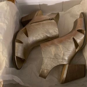 Belle Vita stacked heel sandals in champagne leather zip side